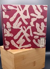 Carnet aquarelle 15x15 script sur fond rouge dos bordeaux