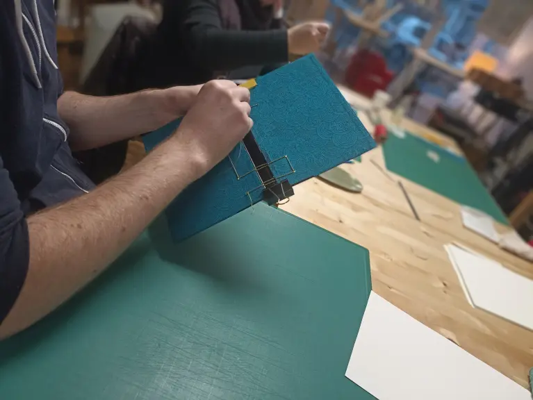 atelier reliure criss-cross, belge, reliure créative, carnet artisanal DIY