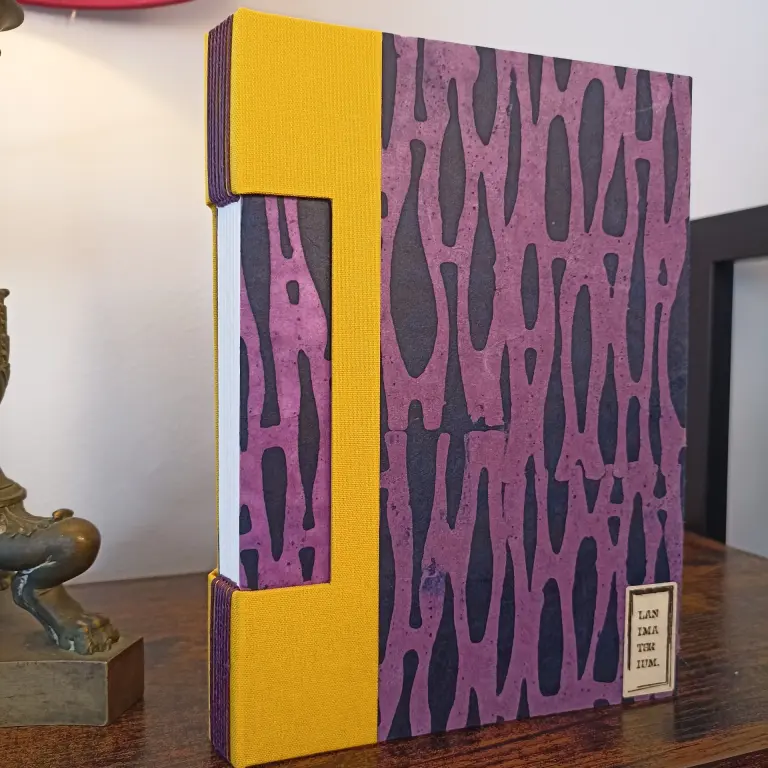 Reliure Buttonhole toile jaune-tag sur fondviolet