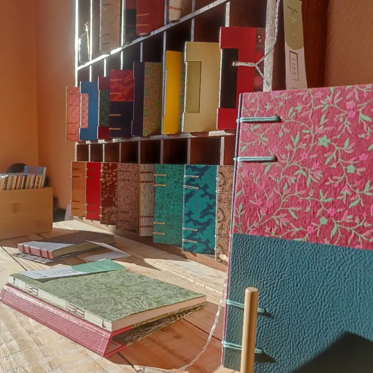 photo de stand carnets artisanaux différentes reliures