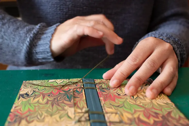 Montage d'une reliure criss-cross avec du fil de lin